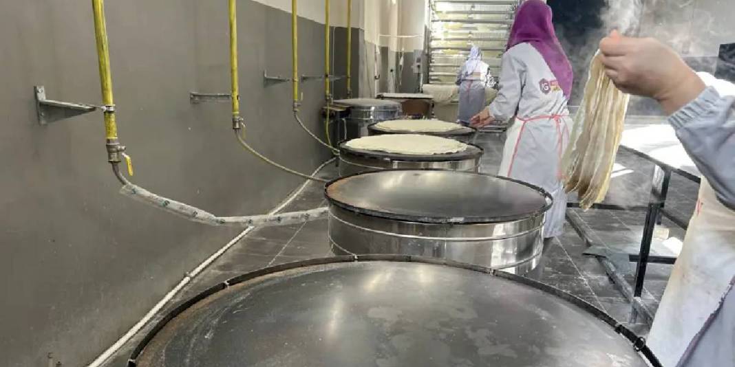 Küçük bir dükkandan tonlarca üretime… 5 yılda kadının gücünü gösterdi: Sırt sırta üretimin ünü şehir dışına da taştı 2